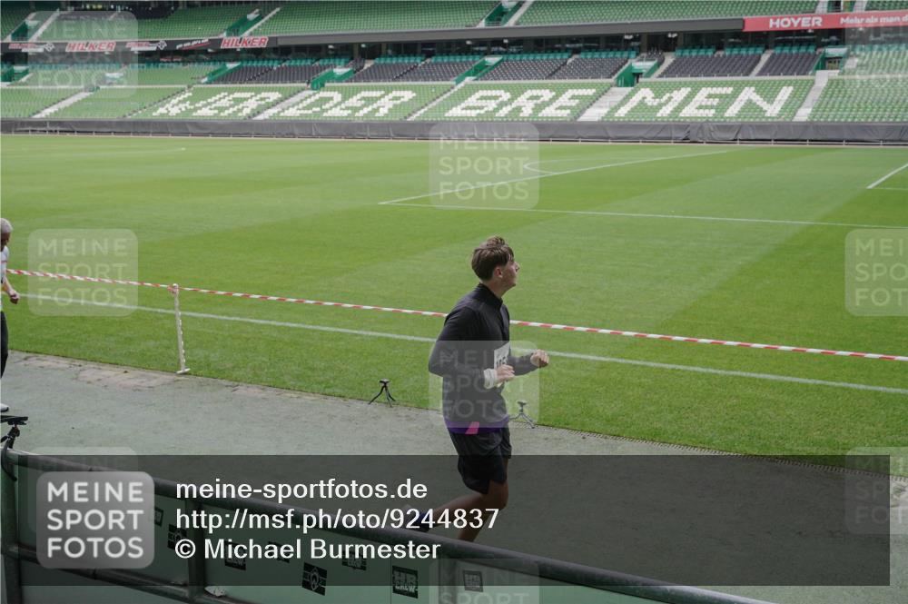 05.10.2025 - 20. swb-Marathon Bremen Michael Burmester http://msf.ph/oto/9244837 05.10.2025 10:36:54 Laufen im Stadion 7123, 7777, 7908, 8585, 9177, 9208, 9215, 9246, 9271, 9272, 9294, 9305, 9346, 9349, 9363, 9371, 9381, 9443, 9473, 9531, 9568, 9593, 9603, 9604, 9608, 9611, 9613, 9635, 9655, 9673, 9692, 9747, 9802, 9812, 9827, 9839, 9841, 9913, 9991, 10004, 10026, 10030, 10067, 10071, 10093, 10209, 10217, 10219, 10290, 10291, 10324, 10345, 10357, 10406, 10489, 10492, 10518, 10558, 10560, 10562, 10571, 10588, 10615, 10656, 10679, 10762, 10771, 10809, 10821, 10901, 11184, 11251, 8585 meine-sportfotos.de