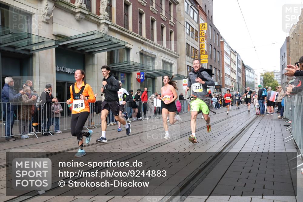 05.10.2025 - 20. swb-Marathon Bremen Strokosch-Dieckow http://msf.ph/oto/9244883 05.10.2025 10:50:13 Ziel 8866, 9230, 9267, 9299, 9337, 9578, 9740, 9832, 9969, 9986, 10043, 10066, 10199, 10251, 10537, 10638, 10923, 11022, 11062, 11239, 11241, 11254, 11298, 11344, 11451, 11460, 11466, 11531, 11543, 11660, 11661, 11740, 8866, 9230, 9267, 9299, 9337, 9578, 9740, 9832, 9969, 9986, 10043, 10066, 10199, 10251, 10537, 10638, 10923, 11022, 11062, 11239, 11241, 11254, 11298, 11344, 11460, 11466, 11531, 11660, 11740 meine-sportfotos.de