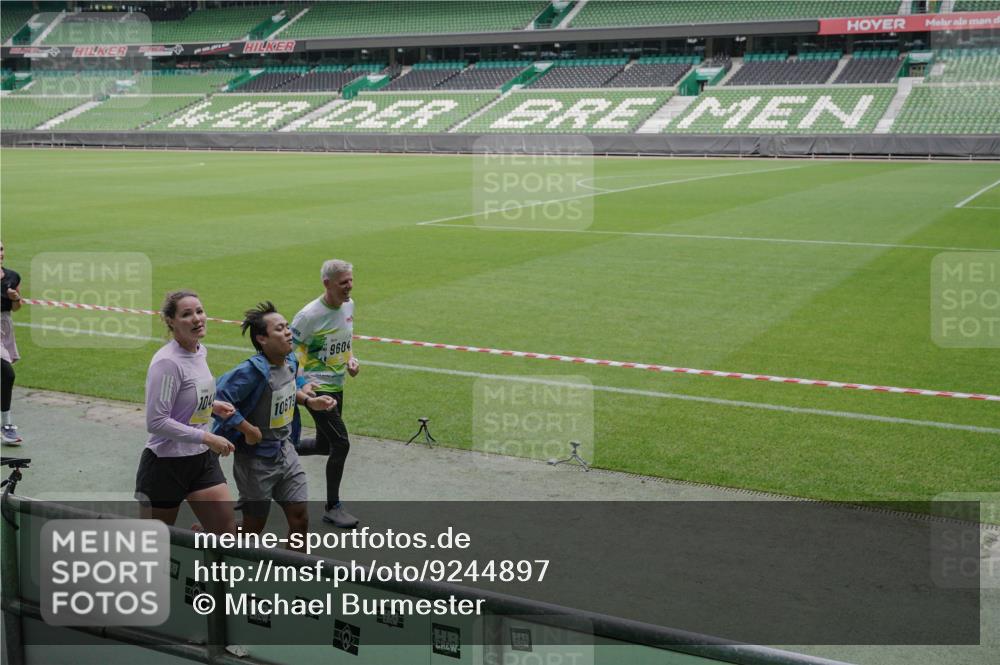 05.10.2025 - 20. swb-Marathon Bremen Michael Burmester http://msf.ph/oto/9244897 05.10.2025 10:36:55 Laufen im Stadion 7123, 7777, 7908, 9177, 9208, 9215, 9246, 9271, 9272, 9294, 9305, 9346, 9349, 9363, 9371, 9381, 9443, 9473, 9531, 9568, 9593, 9603, 9604, 9608, 9611, 9613, 9635, 9655, 9673, 9692, 9747, 9802, 9812, 9827, 9839, 9841, 9913, 9991, 10004, 10026, 10030, 10067, 10071, 10093, 10209, 10217, 10219, 10290, 10291, 10324, 10345, 10357, 10406, 10489, 10492, 10518, 10558, 10560, 10562, 10571, 10588, 10615, 10656, 10679, 10762, 10771, 10809, 10821, 10901, 11184, 11251, 7908, 8585 meine-sportfotos.de