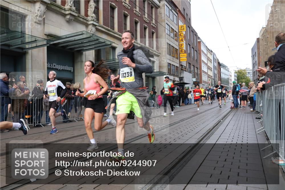 05.10.2025 - 20. swb-Marathon Bremen Strokosch-Dieckow http://msf.ph/oto/9244907 05.10.2025 10:50:14 Ziel 8866, 9230, 9267, 9299, 9337, 9578, 9658, 9740, 9742, 9832, 9969, 9986, 10043, 10066, 10199, 10251, 10279, 10479, 10537, 10638, 10923, 11022, 11062, 11239, 11241, 11254, 11298, 11344, 11451, 11460, 11466, 11531, 11543, 11660, 11661, 11740, 8866, 9230, 9267, 9299, 9337, 9578, 9658, 9740, 9742, 9832, 9969, 9986, 10043, 10066, 10199, 10251, 10537, 10638, 10923, 11022, 11062, 11239, 11241, 11254, 11298, 11344, 11460, 11466, 11531, 11660, 11740 meine-sportfotos.de