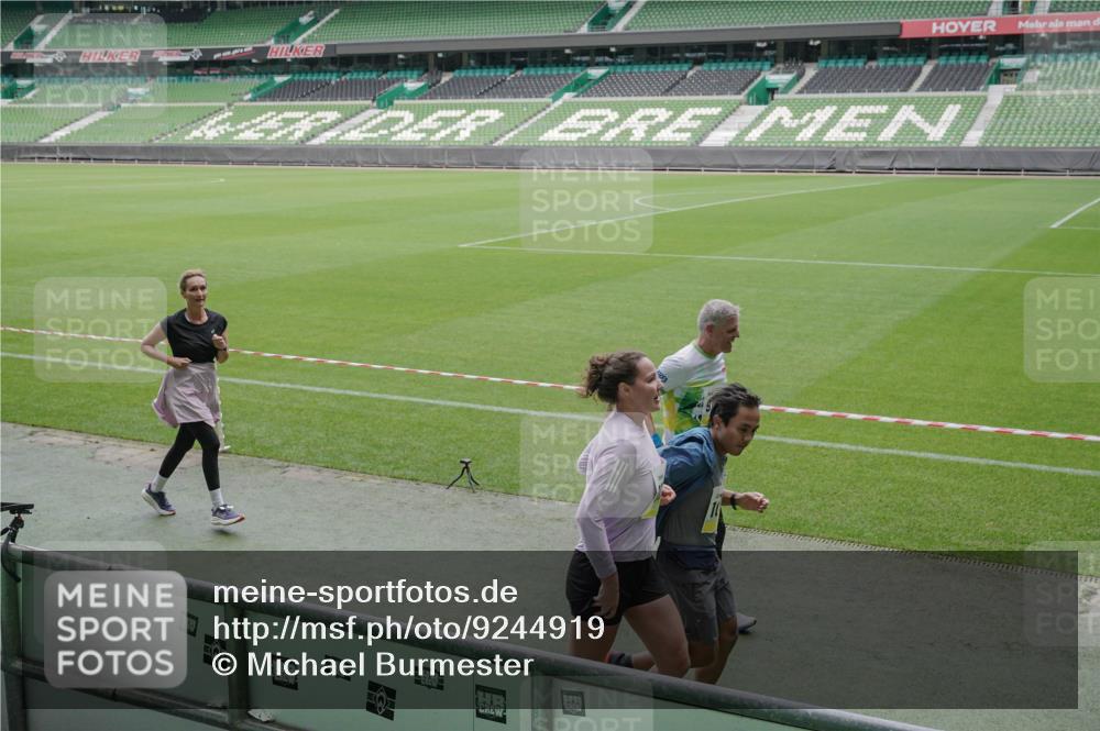 05.10.2025 - 20. swb-Marathon Bremen Michael Burmester http://msf.ph/oto/9244919 05.10.2025 10:36:56 Laufen im Stadion 7123, 7777, 9177, 9208, 9215, 9246, 9271, 9272, 9294, 9305, 9346, 9349, 9363, 9381, 9443, 9473, 9531, 9568, 9593, 9603, 9604, 9608, 9611, 9613, 9635, 9655, 9673, 9692, 9747, 9802, 9812, 9827, 9839, 9841, 9913, 9991, 10004, 10026, 10030, 10067, 10071, 10093, 10209, 10217, 10219, 10290, 10291, 10324, 10345, 10357, 10406, 10489, 10492, 10518, 10558, 10560, 10562, 10571, 10588, 10615, 10656, 10679, 10762, 10771, 10809, 10821, 10901, 11184, 11251, 7908, 8585, 9346 meine-sportfotos.de