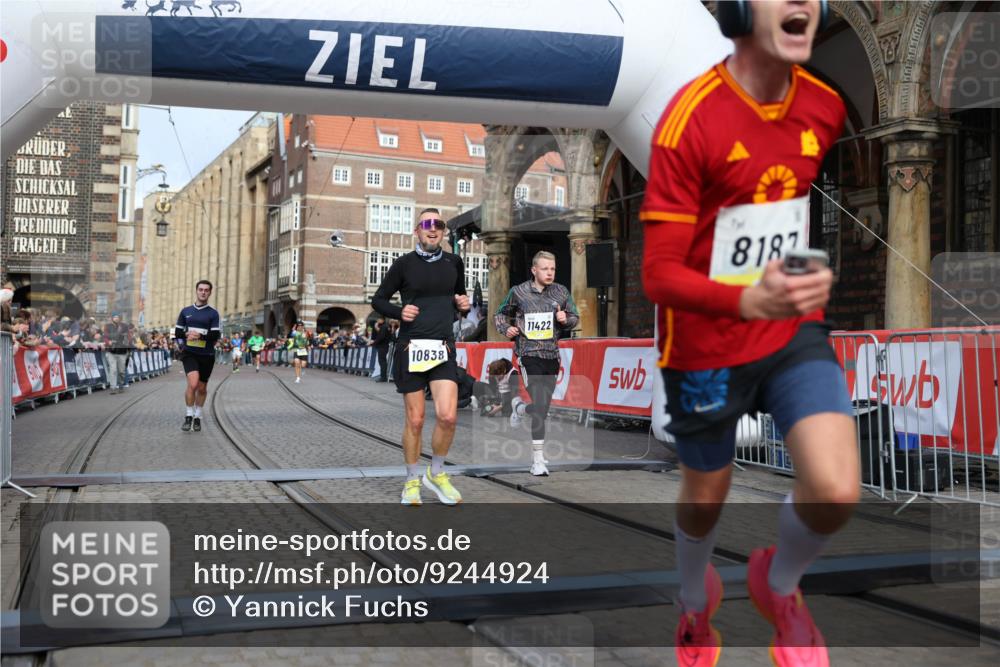 05.10.2025 - 20. swb-Marathon Bremen Yannick Fuchs http://msf.ph/oto/9244924 05.10.2025 10:42:21 Ziel 8187, 9364, 9504, 10838, 11217, 11422 meine-sportfotos.de