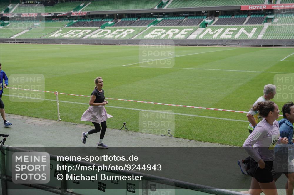 05.10.2025 - 20. swb-Marathon Bremen Michael Burmester http://msf.ph/oto/9244943 05.10.2025 10:36:56 Laufen im Stadion 7123, 7777, 9177, 9208, 9215, 9246, 9271, 9272, 9294, 9305, 9346, 9349, 9363, 9381, 9443, 9473, 9531, 9568, 9593, 9603, 9604, 9608, 9611, 9613, 9635, 9655, 9673, 9692, 9747, 9802, 9812, 9827, 9839, 9841, 9913, 9991, 10004, 10026, 10030, 10067, 10071, 10093, 10209, 10217, 10219, 10290, 10291, 10324, 10345, 10357, 10406, 10489, 10492, 10518, 10558, 10560, 10562, 10571, 10588, 10615, 10656, 10679, 10762, 10771, 10809, 10821, 10901, 11184, 11251, 7908, 8585, 9346 meine-sportfotos.de