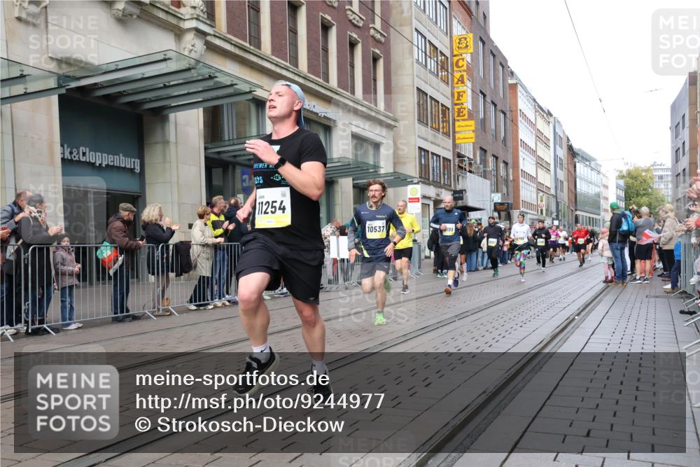 05.10.2025 - 20. swb-Marathon Bremen Strokosch-Dieckow http://msf.ph/oto/9244977 05.10.2025 10:50:17 Ziel 9230, 9251, 9267, 9277, 9299, 9337, 9578, 9658, 9715, 9742, 9832, 9888, 9969, 9986, 10043, 10066, 10199, 10251, 10279, 10479, 10537, 10638, 10689, 11062, 11239, 11241, 11254, 11298, 11344, 11451, 11466, 11531, 11543, 11660, 11661, 11740, 9230, 9251, 9267, 9277, 9299, 9337, 9578, 9658, 9715, 9742, 9832, 9888, 9969, 9986, 10043, 10066, 10199, 10251, 10537, 10638, 11062, 11239, 11241, 11254, 11298, 11344, 11466, 11531, 11660, 11740 meine-sportfotos.de
