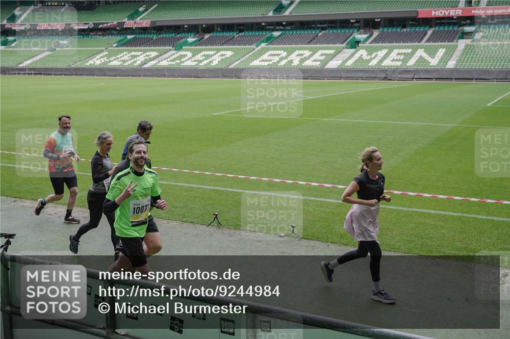 05.10.2025 - 20. swb-Marathon Bremen Michael Burmester http://msf.ph/oto/9244984 05.10.2025 10:36:57 Laufen im Stadion 7123, 7777, 9177, 9208, 9215, 9246, 9271, 9272, 9294, 9305, 9363, 9381, 9473, 9531, 9568, 9593, 9603, 9604, 9608, 9611, 9613, 9635, 9655, 9673, 9692, 9747, 9802, 9812, 9827, 9839, 9841, 9913, 9991, 10004, 10026, 10030, 10067, 10071, 10093, 10209, 10217, 10219, 10290, 10291, 10324, 10345, 10357, 10406, 10489, 10492, 10518, 10558, 10560, 10562, 10571, 10588, 10615, 10656, 10679, 10762, 10771, 10809, 10821, 10901, 11184, 11223, 11251, 7908, 8585, 9346 meine-sportfotos.de