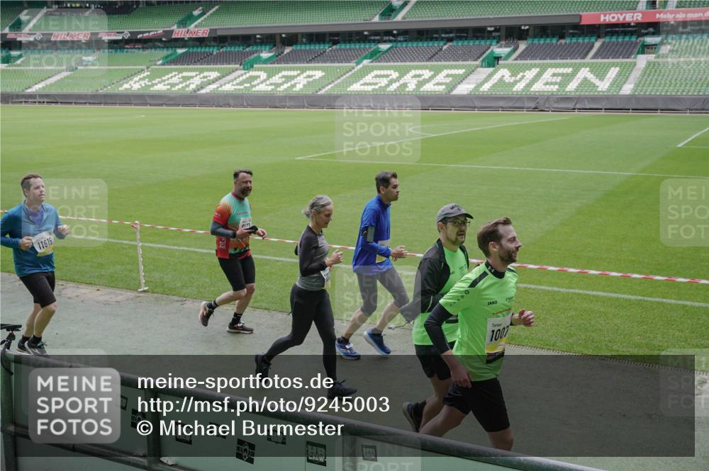 05.10.2025 - 20. swb-Marathon Bremen Michael Burmester http://msf.ph/oto/9245003 05.10.2025 10:36:58 Laufen im Stadion 7123, 7777, 9177, 9208, 9215, 9246, 9271, 9272, 9294, 9305, 9363, 9381, 9473, 9531, 9568, 9593, 9600, 9603, 9604, 9608, 9611, 9613, 9635, 9655, 9673, 9692, 9747, 9802, 9812, 9827, 9839, 9841, 9913, 9979, 9991, 10004, 10026, 10030, 10067, 10071, 10093, 10209, 10217, 10290, 10291, 10324, 10345, 10357, 10370, 10406, 10489, 10492, 10518, 10558, 10560, 10562, 10571, 10588, 10615, 10656, 10679, 10762, 10771, 10809, 10821, 10901, 11184, 11223, 11251, 7908, 8585, 9346 meine-sportfotos.de