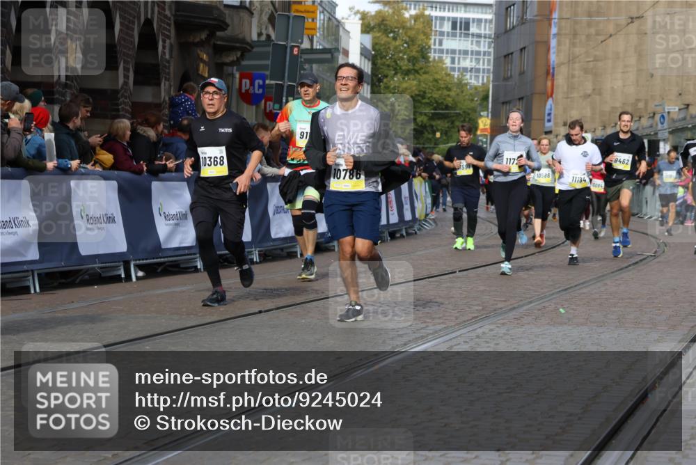 05.10.2025 - 20. swb-Marathon Bremen Strokosch-Dieckow http://msf.ph/oto/9245024 05.10.2025 10:58:17 Ziel 7077, 9174, 9462, 9608, 9952, 10084, 10368, 10586, 10786, 11049, 11184, 11495, 11562, 11724 meine-sportfotos.de