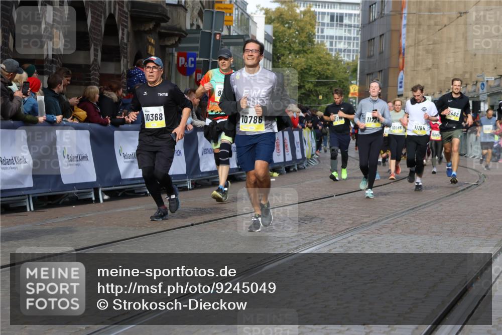 05.10.2025 - 20. swb-Marathon Bremen Strokosch-Dieckow http://msf.ph/oto/9245049 05.10.2025 10:58:17 Ziel 7077, 9174, 9462, 9608, 9952, 10084, 10368, 10586, 10786, 11049, 11184, 11495, 11562, 11724 meine-sportfotos.de