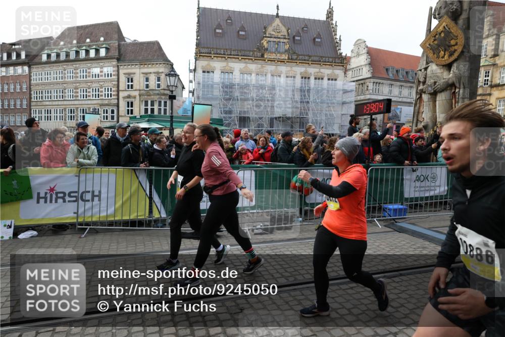 05.10.2025 - 20. swb-Marathon Bremen Yannick Fuchs http://msf.ph/oto/9245050 05.10.2025 11:09:53 Ziel 9001, 9538, 9731, 9732, 9887, 10245, 10316, 10412, 10672, 10881, 10886, 11206, 11407, 11654, 11655, 11664 meine-sportfotos.de