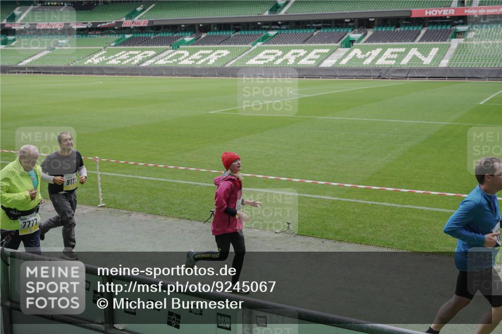 05.10.2025 - 20. swb-Marathon Bremen Michael Burmester http://msf.ph/oto/9245067 05.10.2025 10:37:00 Laufen im Stadion 7123, 7777, 9177, 9208, 9215, 9246, 9271, 9272, 9294, 9305, 9363, 9381, 9473, 9531, 9568, 9593, 9600, 9603, 9604, 9608, 9613, 9635, 9655, 9673, 9692, 9747, 9802, 9812, 9827, 9839, 9841, 9913, 9979, 9991, 10004, 10026, 10030, 10067, 10071, 10093, 10158, 10209, 10217, 10290, 10291, 10324, 10345, 10357, 10370, 10406, 10489, 10492, 10518, 10558, 10560, 10562, 10571, 10588, 10615, 10656, 10679, 10762, 10771, 10809, 10821, 10901, 11184, 11223, 11251, 7908, 8585, 9215, 9346 meine-sportfotos.de