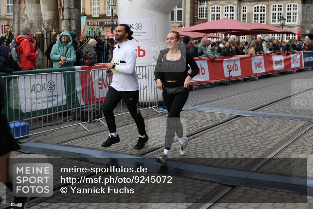 05.10.2025 - 20. swb-Marathon Bremen Yannick Fuchs http://msf.ph/oto/9245072 05.10.2025 11:11:28 Ziel 9011, 9264, 9386, 9479, 10183, 10614, 11158, 11568, 11578 meine-sportfotos.de