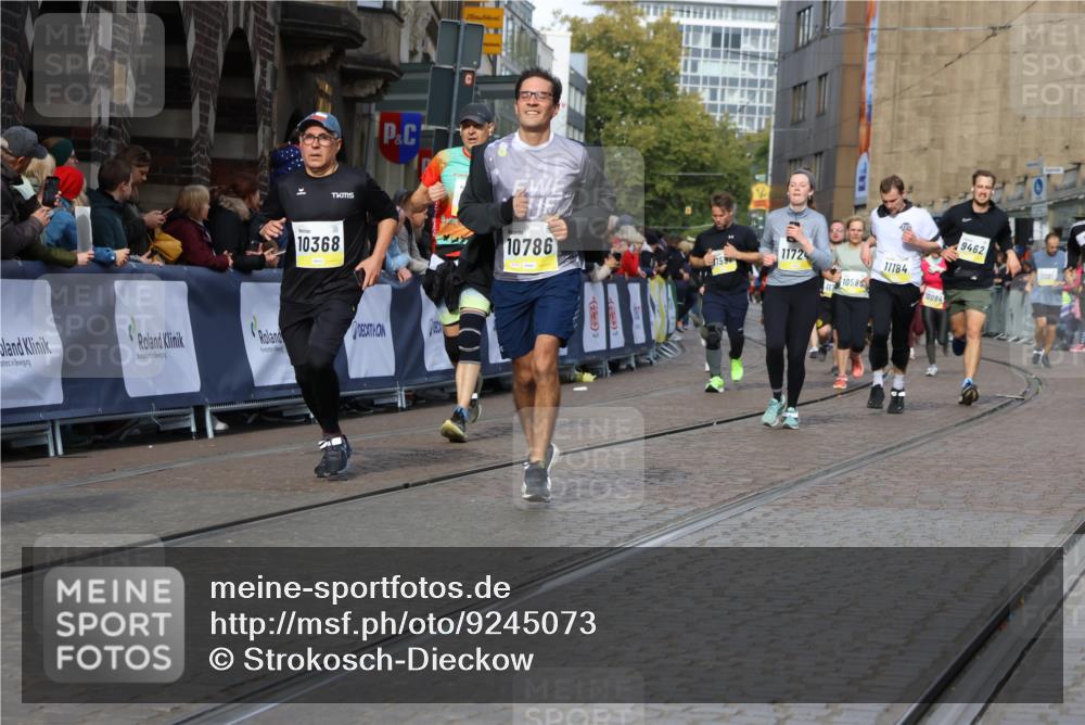 05.10.2025 - 20. swb-Marathon Bremen Strokosch-Dieckow http://msf.ph/oto/9245073 05.10.2025 10:58:17 Ziel 7077, 9174, 9462, 9608, 9952, 10084, 10368, 10586, 10786, 11049, 11184, 11495, 11562, 11724 meine-sportfotos.de
