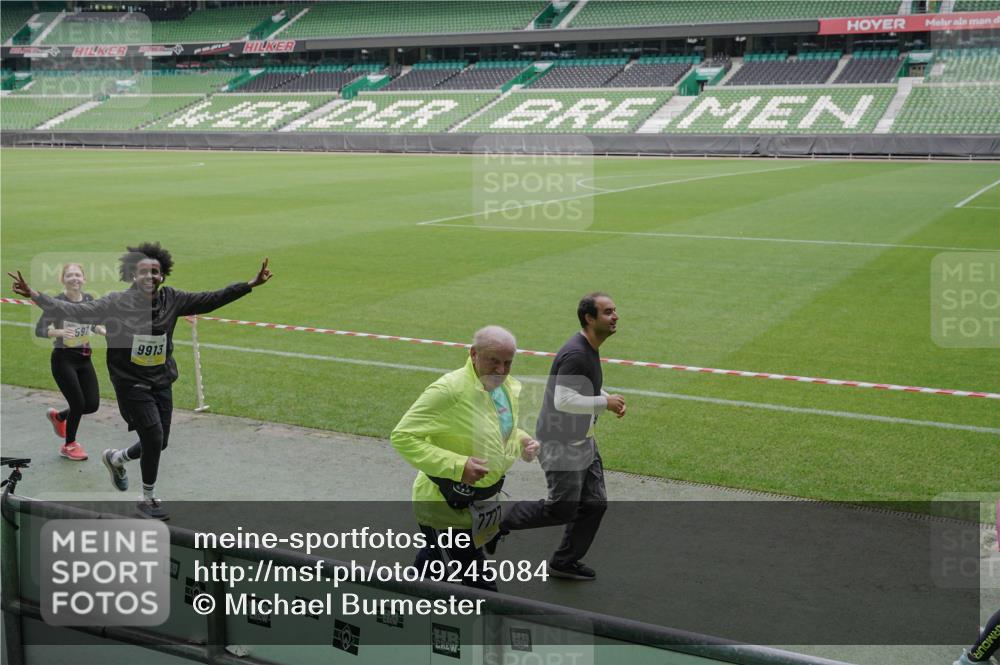 05.10.2025 - 20. swb-Marathon Bremen Michael Burmester http://msf.ph/oto/9245084 05.10.2025 10:37:01 Laufen im Stadion 7123, 7777, 9177, 9208, 9246, 9271, 9272, 9294, 9305, 9363, 9381, 9473, 9531, 9568, 9593, 9600, 9603, 9604, 9608, 9613, 9635, 9655, 9673, 9692, 9747, 9802, 9812, 9827, 9839, 9841, 9913, 9979, 9991, 10004, 10026, 10030, 10067, 10071, 10093, 10158, 10209, 10217, 10290, 10291, 10345, 10357, 10370, 10406, 10489, 10492, 10518, 10558, 10560, 10562, 10571, 10588, 10615, 10656, 10679, 10762, 10771, 10809, 10821, 10901, 11184, 11223, 11251, 7908, 8585, 9215, 9346 meine-sportfotos.de