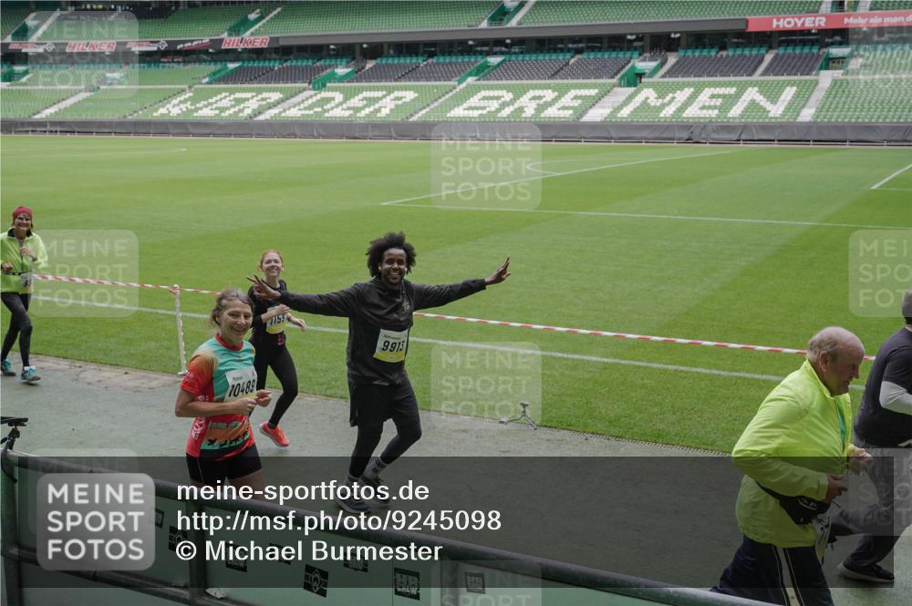 05.10.2025 - 20. swb-Marathon Bremen Michael Burmester http://msf.ph/oto/9245098 05.10.2025 10:37:02 Laufen im Stadion 7123, 7777, 9177, 9208, 9246, 9271, 9272, 9294, 9305, 9363, 9381, 9473, 9531, 9568, 9593, 9600, 9603, 9604, 9608, 9613, 9635, 9655, 9673, 9692, 9802, 9812, 9827, 9839, 9841, 9913, 9979, 9991, 10004, 10026, 10030, 10067, 10071, 10093, 10158, 10209, 10217, 10290, 10291, 10345, 10357, 10370, 10406, 10489, 10492, 10518, 10558, 10560, 10562, 10571, 10588, 10615, 10656, 10679, 10762, 10771, 10809, 10821, 10901, 11184, 11223, 11251, 7908, 8585, 9215, 9346 meine-sportfotos.de
