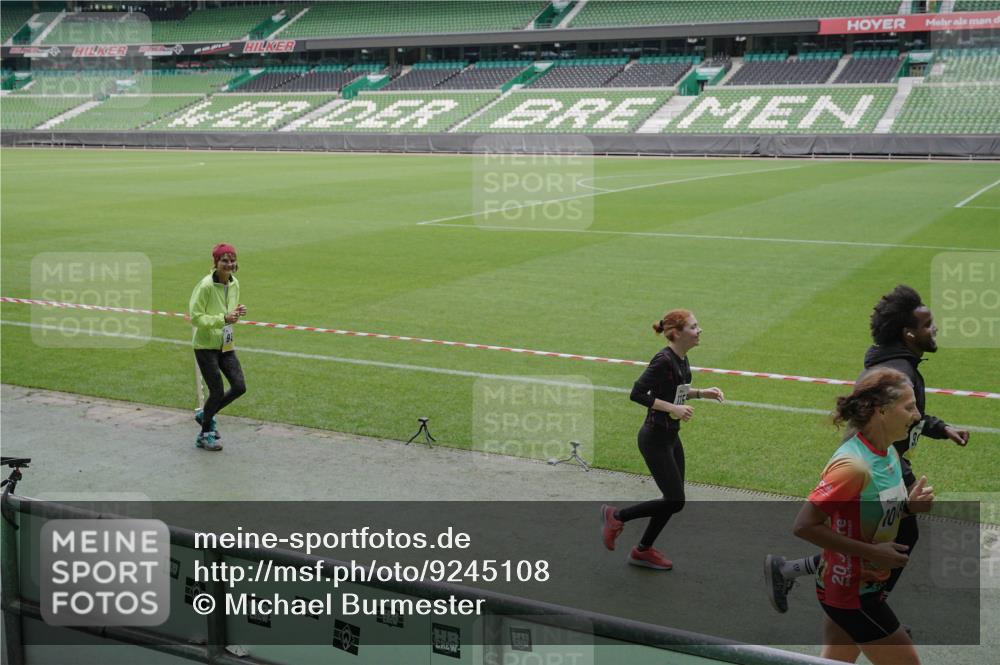 05.10.2025 - 20. swb-Marathon Bremen Michael Burmester http://msf.ph/oto/9245108 05.10.2025 10:37:03 Laufen im Stadion 7123, 7777, 9177, 9208, 9246, 9271, 9272, 9294, 9305, 9363, 9381, 9473, 9531, 9593, 9600, 9603, 9604, 9608, 9613, 9635, 9655, 9673, 9692, 9802, 9812, 9827, 9839, 9841, 9913, 9979, 9991, 10004, 10026, 10030, 10067, 10071, 10093, 10158, 10209, 10217, 10290, 10291, 10345, 10370, 10406, 10489, 10492, 10508, 10518, 10558, 10560, 10562, 10571, 10588, 10615, 10656, 10679, 10762, 10771, 10809, 10821, 10901, 11184, 11223, 11251, 7908, 8585, 9215, 9346 meine-sportfotos.de
