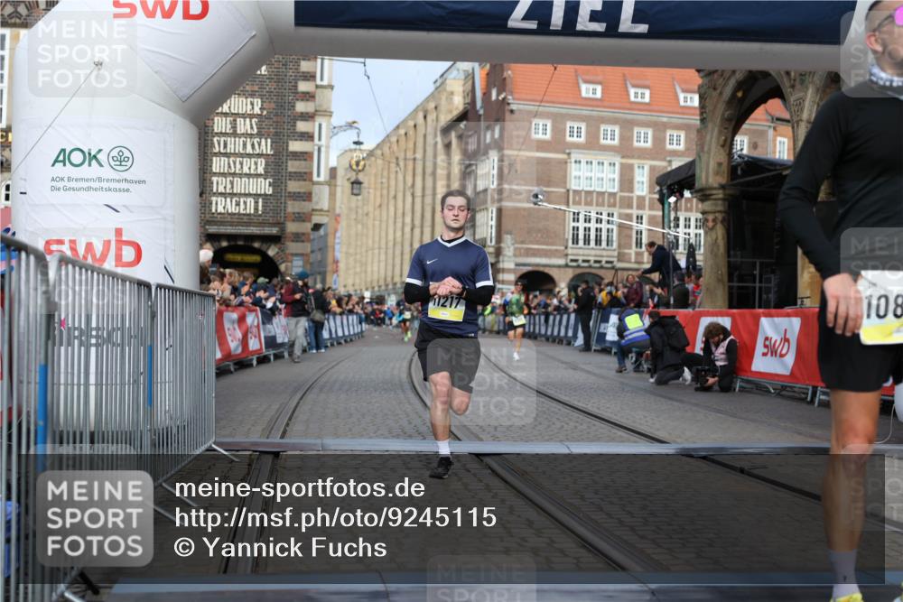 05.10.2025 - 20. swb-Marathon Bremen Yannick Fuchs http://msf.ph/oto/9245115 05.10.2025 10:42:23 Ziel 8187, 9364, 10838, 11217, 11422 meine-sportfotos.de