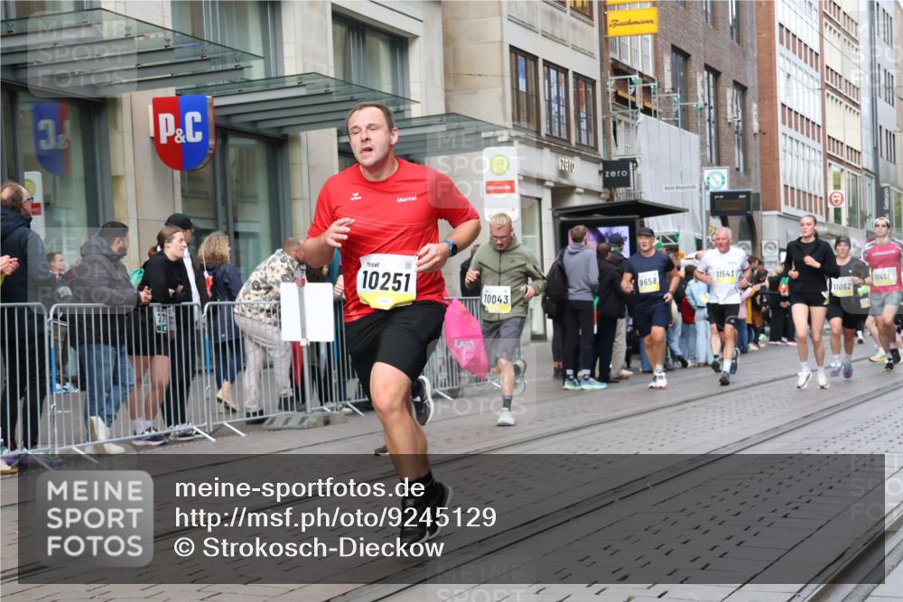 05.10.2025 - 20. swb-Marathon Bremen Strokosch-Dieckow http://msf.ph/oto/9245129 05.10.2025 10:50:22 Ziel 7733, 9230, 9251, 9267, 9277, 9299, 9337, 9399, 9578, 9658, 9715, 9742, 9832, 9888, 9966, 9969, 9975, 9986, 10043, 10199, 10224, 10251, 10279, 10479, 10689, 11062, 11220, 11311, 11451, 11466, 11543, 11660, 11661, 7733, 9230, 9251, 9267, 9277, 9299, 9337, 9399, 9578, 9658, 9715, 9742, 9832, 9888, 9966, 9969, 9975, 9986, 10043, 10199, 10224, 10251, 11062, 11466, 11660 meine-sportfotos.de