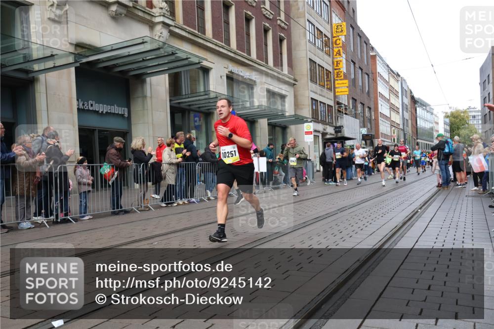 05.10.2025 - 20. swb-Marathon Bremen Strokosch-Dieckow http://msf.ph/oto/9245142 05.10.2025 10:50:23 Ziel 7733, 9230, 9251, 9267, 9277, 9299, 9337, 9399, 9578, 9658, 9715, 9742, 9832, 9888, 9966, 9969, 9975, 9986, 10029, 10043, 10199, 10224, 10227, 10251, 10279, 10479, 10689, 11062, 11220, 11311, 11451, 11466, 11543, 11661, 7733, 9230, 9251, 9267, 9277, 9299, 9337, 9399, 9578, 9658, 9715, 9742, 9832, 9888, 9966, 9969, 9975, 9986, 10029, 10043, 10199, 10224, 10227, 10251, 11062, 11466 meine-sportfotos.de