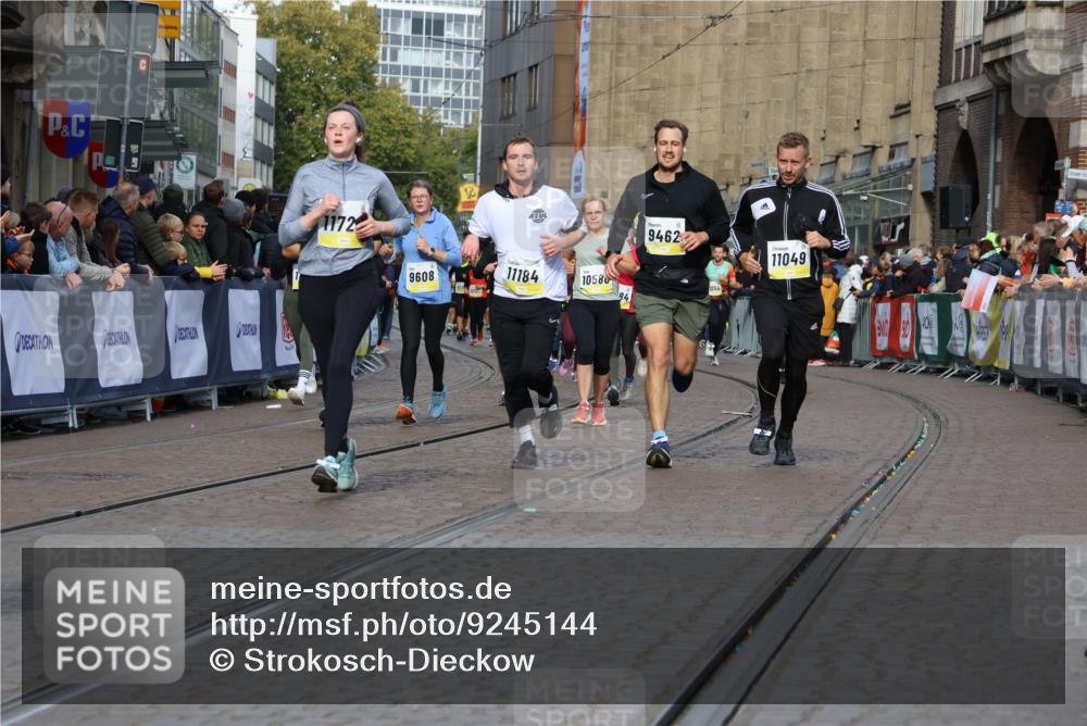 05.10.2025 - 20. swb-Marathon Bremen Strokosch-Dieckow http://msf.ph/oto/9245144 05.10.2025 10:58:19 Ziel 7077, 9174, 9462, 9608, 10084, 10368, 10586, 10786, 11049, 11181, 11184, 11495, 11591, 11724 meine-sportfotos.de
