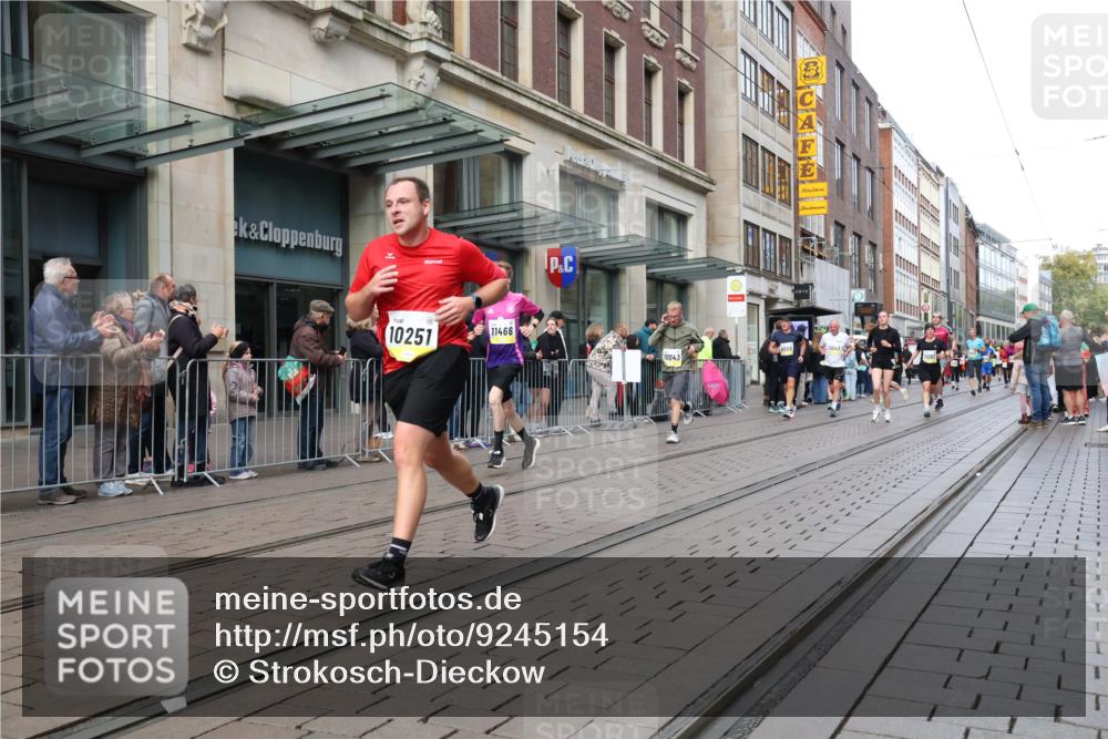 05.10.2025 - 20. swb-Marathon Bremen Strokosch-Dieckow http://msf.ph/oto/9245154 05.10.2025 10:50:23 Ziel 7733, 9230, 9251, 9267, 9277, 9299, 9337, 9399, 9578, 9658, 9715, 9742, 9832, 9888, 9966, 9969, 9975, 9986, 10029, 10043, 10199, 10224, 10227, 10251, 10279, 10479, 10689, 11062, 11220, 11311, 11451, 11466, 11543, 11661, 7733, 9230, 9251, 9267, 9277, 9299, 9337, 9399, 9578, 9658, 9715, 9742, 9832, 9888, 9966, 9969, 9975, 9986, 10029, 10043, 10199, 10224, 10227, 10251, 11062, 11466 meine-sportfotos.de