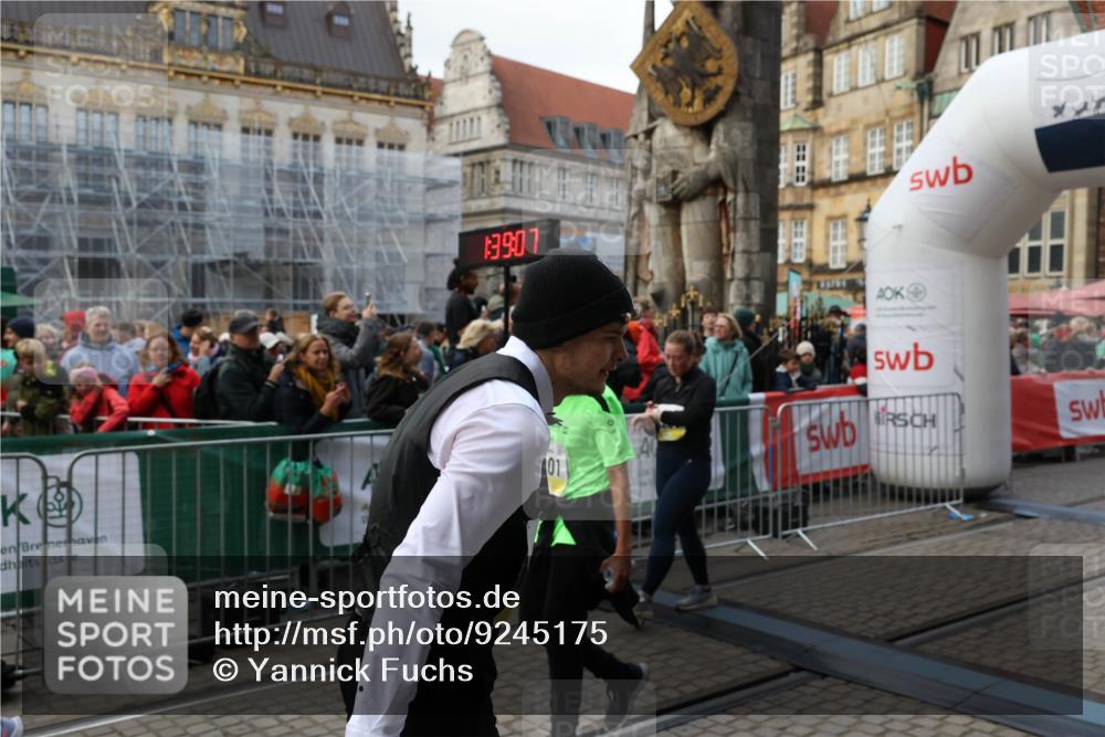 05.10.2025 - 20. swb-Marathon Bremen Yannick Fuchs http://msf.ph/oto/9245175 05.10.2025 11:09:57 Ziel 9001, 9410, 9538, 9685, 10412, 10448, 10827, 10886, 11206, 11219, 11486, 11654, 11655 meine-sportfotos.de
