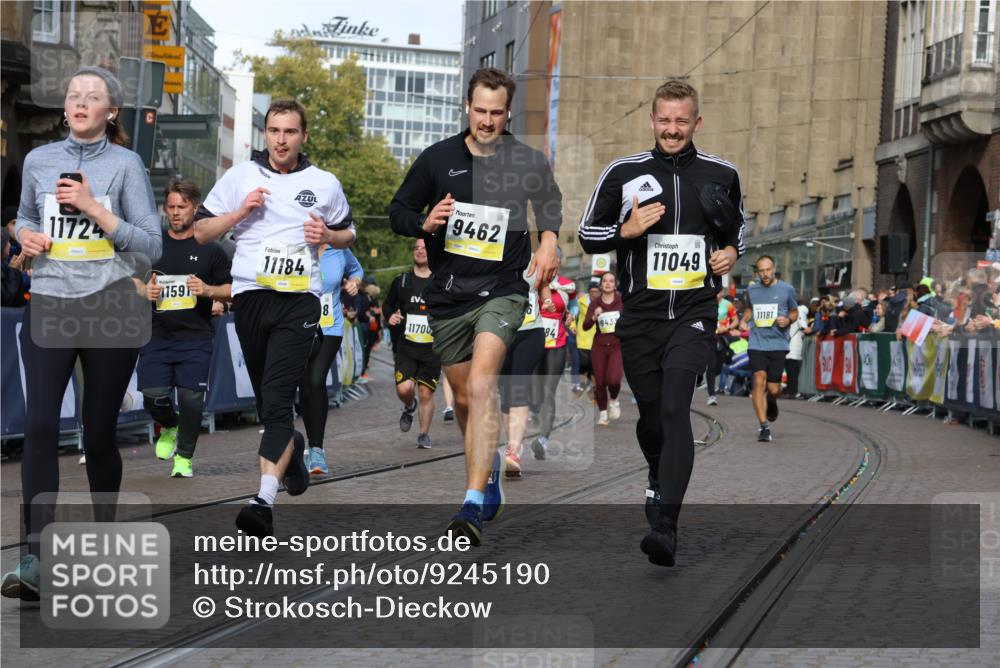 05.10.2025 - 20. swb-Marathon Bremen Strokosch-Dieckow http://msf.ph/oto/9245190 05.10.2025 10:58:20 Ziel 7077, 9174, 9433, 9462, 9608, 10084, 10368, 10586, 10786, 11049, 11181, 11184, 11291, 11495, 11591, 11700, 11724 meine-sportfotos.de