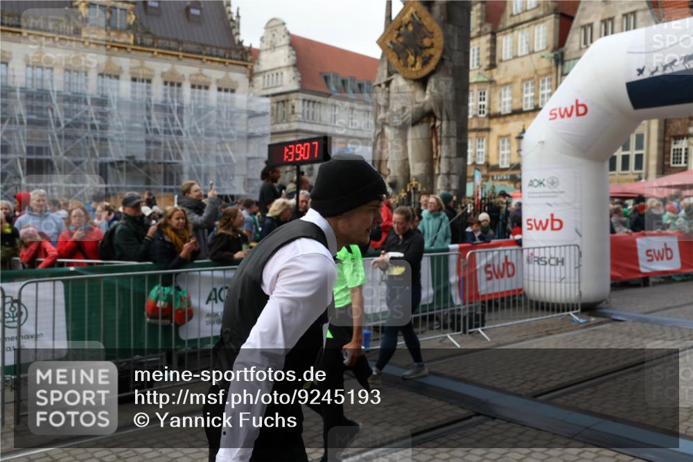 05.10.2025 - 20. swb-Marathon Bremen Yannick Fuchs http://msf.ph/oto/9245193 05.10.2025 11:09:57 Ziel 9001, 9410, 9538, 9685, 10412, 10448, 10827, 10886, 11206, 11219, 11486, 11654, 11655 meine-sportfotos.de
