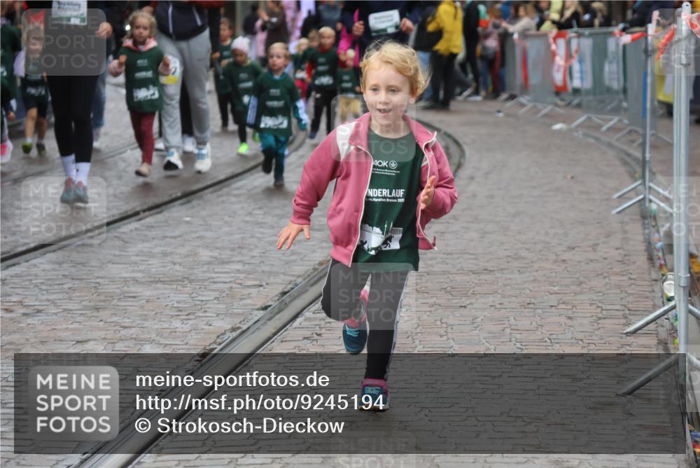 05.10.2025 - 20. swb-Marathon Bremen Strokosch-Dieckow http://msf.ph/oto/9245194 05.10.2025 15:23:31 Ziel 709 meine-sportfotos.de