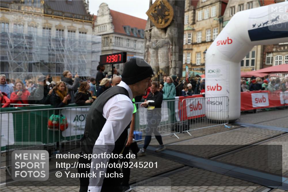 05.10.2025 - 20. swb-Marathon Bremen Yannick Fuchs http://msf.ph/oto/9245201 05.10.2025 11:09:57 Ziel 9001, 9410, 9538, 9685, 10412, 10448, 10827, 10886, 11206, 11219, 11486, 11654, 11655 meine-sportfotos.de