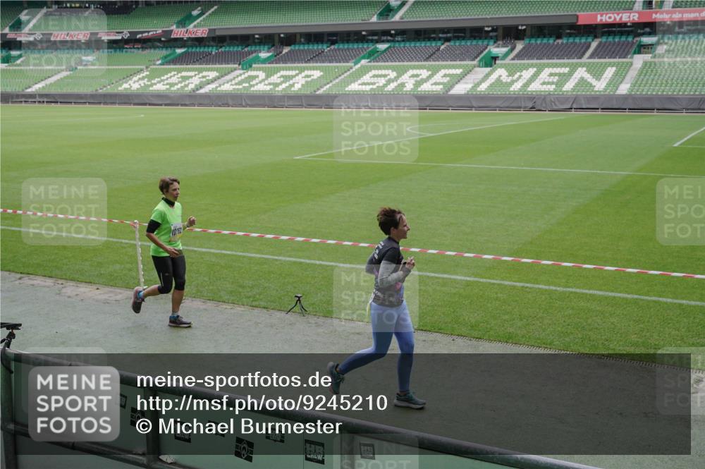 05.10.2025 - 20. swb-Marathon Bremen Michael Burmester http://msf.ph/oto/9245210 05.10.2025 10:37:09 Laufen im Stadion 7777, 9177, 9208, 9246, 9271, 9272, 9294, 9305, 9363, 9381, 9473, 9531, 9532, 9593, 9600, 9603, 9604, 9655, 9673, 9692, 9802, 9812, 9827, 9839, 9841, 9913, 9979, 9991, 10004, 10026, 10030, 10067, 10071, 10093, 10158, 10209, 10217, 10290, 10291, 10345, 10370, 10406, 10489, 10492, 10508, 10518, 10558, 10562, 10571, 10588, 10615, 10656, 10679, 10762, 10771, 10809, 10821, 10872, 10901, 11124, 11184, 11223, 11251, 7908, 8585, 9215, 9346 meine-sportfotos.de