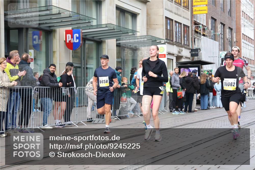 05.10.2025 - 20. swb-Marathon Bremen Strokosch-Dieckow http://msf.ph/oto/9245225 05.10.2025 10:50:25 Ziel 7733, 9230, 9251, 9267, 9277, 9299, 9399, 9578, 9658, 9715, 9742, 9832, 9888, 9966, 9969, 9975, 9986, 10029, 10043, 10224, 10227, 10251, 10279, 10479, 10534, 10689, 10698, 11062, 11220, 11311, 11451, 11466, 11543, 11661, 7733, 9230, 9251, 9267, 9277, 9299, 9399, 9578, 9658, 9715, 9742, 9832, 9888, 9966, 9969, 9975, 9986, 10029, 10043, 10224, 10227, 10251, 11062, 11466 meine-sportfotos.de