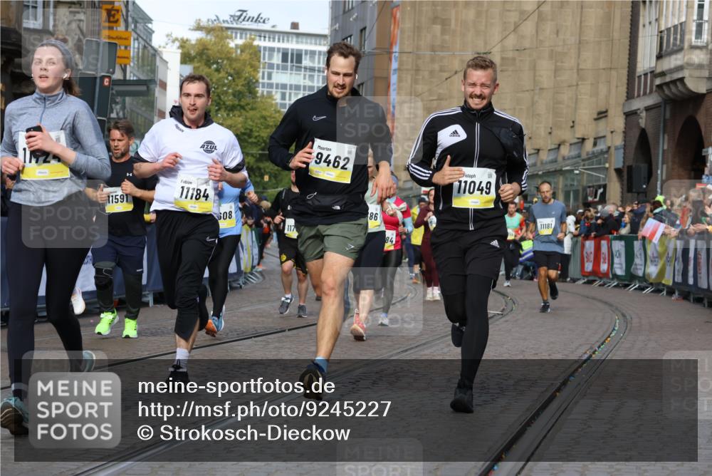 05.10.2025 - 20. swb-Marathon Bremen Strokosch-Dieckow http://msf.ph/oto/9245227 05.10.2025 10:58:20 Ziel 7077, 9174, 9433, 9462, 9608, 10084, 10368, 10586, 10786, 11049, 11181, 11184, 11291, 11495, 11591, 11700, 11724 meine-sportfotos.de
