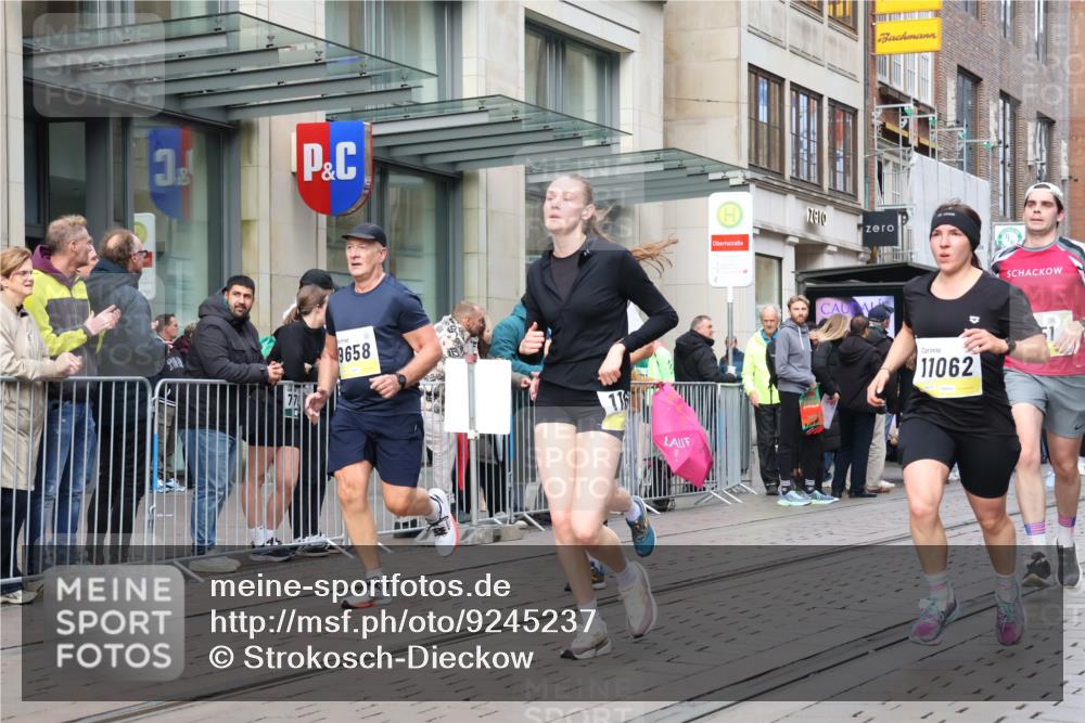 05.10.2025 - 20. swb-Marathon Bremen Strokosch-Dieckow http://msf.ph/oto/9245237 05.10.2025 10:50:26 Ziel 7733, 9230, 9251, 9267, 9277, 9299, 9399, 9578, 9658, 9715, 9742, 9832, 9888, 9966, 9969, 9975, 9986, 10029, 10043, 10224, 10227, 10251, 10279, 10479, 10534, 10689, 10698, 11061, 11062, 11220, 11311, 11451, 11466, 11543, 11661, 7733, 9230, 9251, 9267, 9277, 9299, 9399, 9578, 9658, 9715, 9742, 9832, 9888, 9966, 9969, 9975, 9986, 10029, 10043, 10224, 10227, 10251, 11062, 11466 meine-sportfotos.de