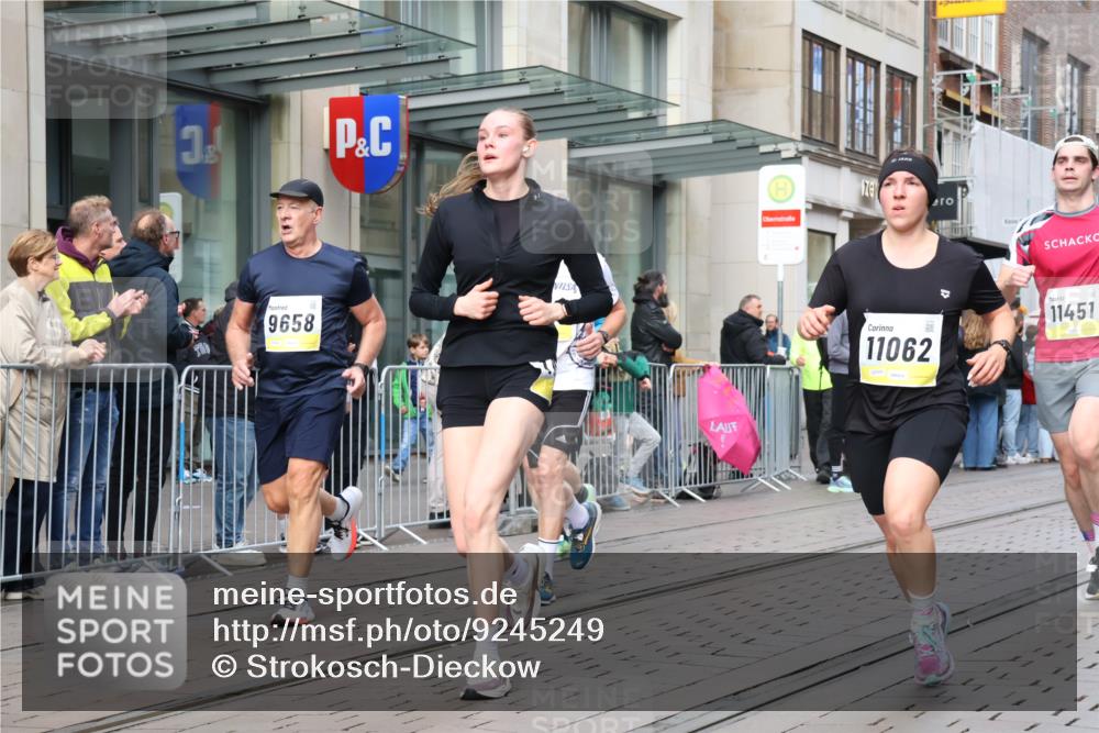 05.10.2025 - 20. swb-Marathon Bremen Strokosch-Dieckow http://msf.ph/oto/9245249 05.10.2025 10:50:26 Ziel 7733, 9230, 9251, 9267, 9277, 9299, 9399, 9578, 9658, 9715, 9742, 9832, 9888, 9966, 9969, 9975, 9986, 10029, 10043, 10224, 10227, 10251, 10279, 10479, 10534, 10689, 10698, 11061, 11062, 11220, 11311, 11451, 11466, 11543, 11661, 7733, 9230, 9251, 9267, 9277, 9299, 9399, 9578, 9658, 9715, 9742, 9832, 9888, 9966, 9969, 9975, 9986, 10029, 10043, 10224, 10227, 10251, 11062, 11466 meine-sportfotos.de