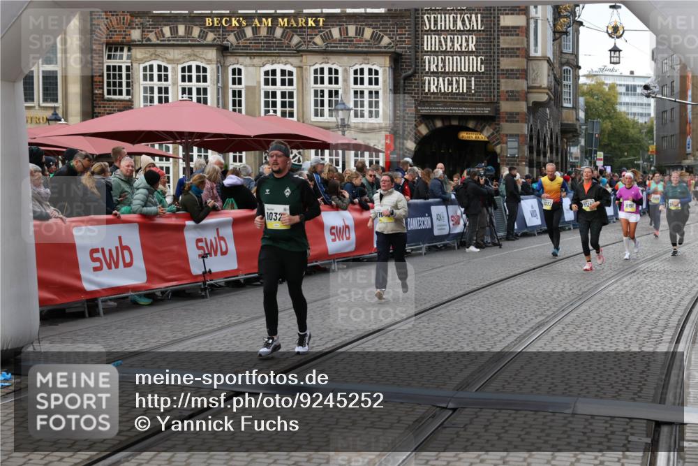 05.10.2025 - 20. swb-Marathon Bremen Yannick Fuchs http://msf.ph/oto/9245252 05.10.2025 11:11:37 Ziel 10320, 11030, 11083 meine-sportfotos.de