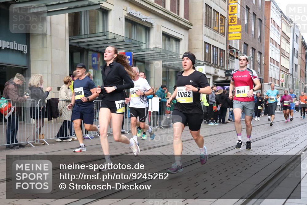 05.10.2025 - 20. swb-Marathon Bremen Strokosch-Dieckow http://msf.ph/oto/9245262 05.10.2025 10:50:27 Ziel 7733, 9199, 9230, 9251, 9267, 9277, 9299, 9399, 9578, 9630, 9658, 9715, 9742, 9832, 9888, 9966, 9969, 9975, 9986, 10029, 10043, 10224, 10227, 10251, 10254, 10279, 10479, 10534, 10689, 10698, 11061, 11062, 11220, 11311, 11451, 11466, 11543, 11661, 7733, 9199, 9230, 9251, 9267, 9277, 9299, 9399, 9578, 9630, 9658, 9715, 9742, 9832, 9888, 9966, 9969, 9975, 9986, 10029, 10043, 10224, 10227, 10251, 11062, 11466 meine-sportfotos.de