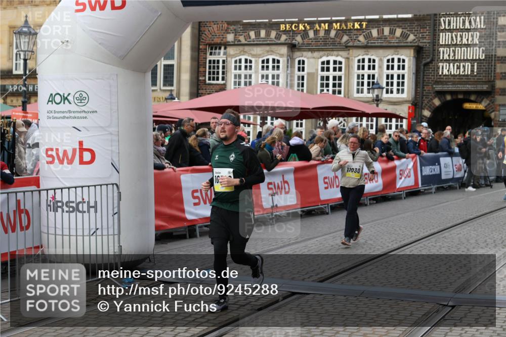 05.10.2025 - 20. swb-Marathon Bremen Yannick Fuchs http://msf.ph/oto/9245288 05.10.2025 11:11:38 Ziel 10320, 11030, 11083 meine-sportfotos.de