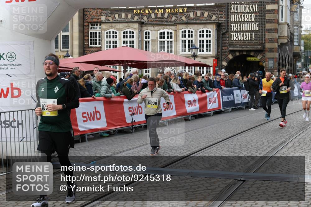 05.10.2025 - 20. swb-Marathon Bremen Yannick Fuchs http://msf.ph/oto/9245318 05.10.2025 11:11:39 Ziel 10320, 11030, 11083 meine-sportfotos.de