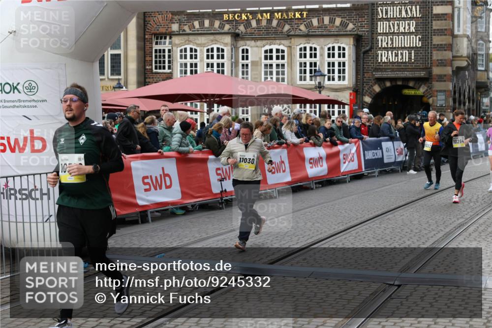 05.10.2025 - 20. swb-Marathon Bremen Yannick Fuchs http://msf.ph/oto/9245332 05.10.2025 11:11:39 Ziel 10320, 11030, 11083 meine-sportfotos.de