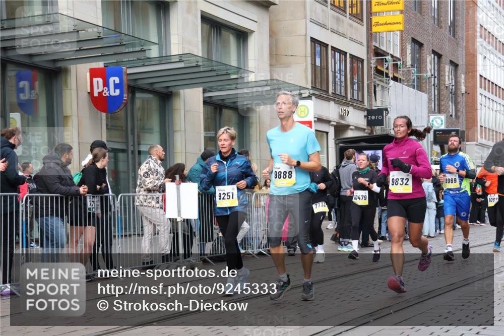 05.10.2025 - 20. swb-Marathon Bremen Strokosch-Dieckow http://msf.ph/oto/9245333 05.10.2025 10:50:30 Ziel 7733, 9199, 9230, 9251, 9277, 9399, 9425, 9578, 9630, 9658, 9663, 9715, 9742, 9832, 9888, 9966, 9969, 9975, 10029, 10043, 10224, 10227, 10254, 10279, 10378, 10479, 10534, 10689, 10698, 10743, 10932, 11061, 11062, 11220, 11311, 11391, 11451, 11543, 11661, 7733, 9199, 9230, 9251, 9277, 9399, 9425, 9578, 9630, 9658, 9663, 9715, 9742, 9832, 9888, 9966, 9969, 9975, 10029, 10043, 10224, 10227, 11062 meine-sportfotos.de