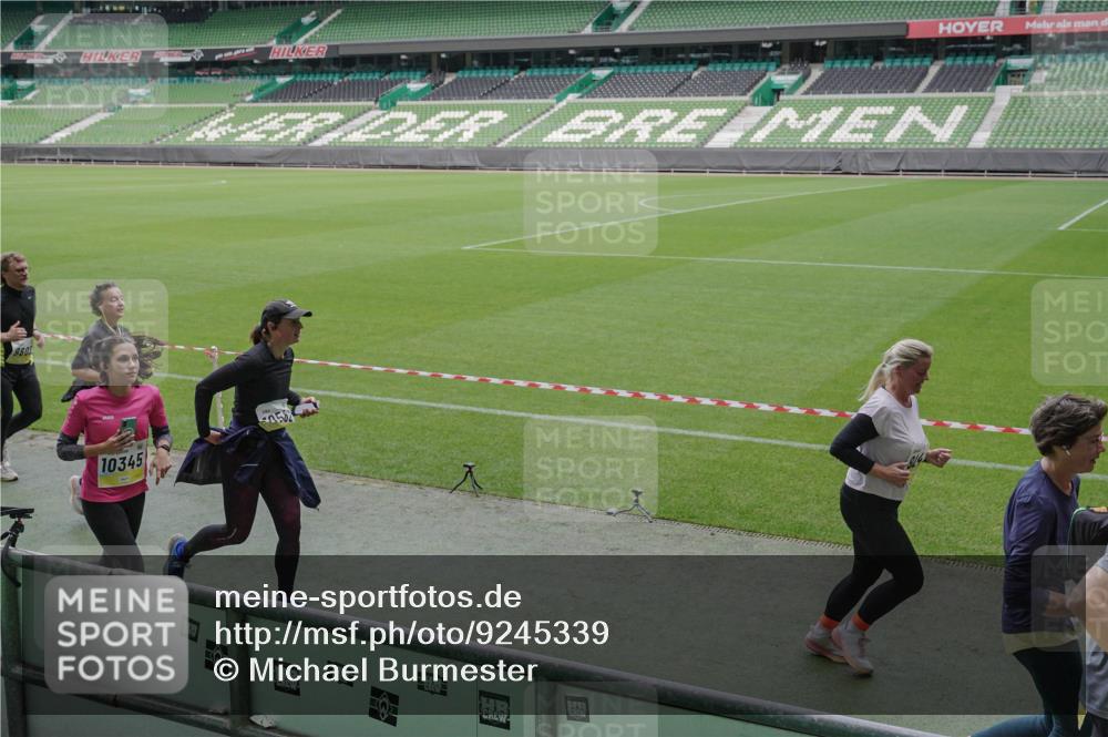 05.10.2025 - 20. swb-Marathon Bremen Michael Burmester http://msf.ph/oto/9245339 05.10.2025 10:37:15 Laufen im Stadion 7776, 7777, 9177, 9208, 9246, 9271, 9272, 9294, 9305, 9360, 9363, 9381, 9473, 9531, 9532, 9600, 9603, 9604, 9655, 9673, 9692, 9802, 9812, 9827, 9839, 9841, 9913, 9979, 10004, 10026, 10030, 10067, 10071, 10093, 10158, 10209, 10217, 10290, 10291, 10345, 10370, 10477, 10489, 10492, 10508, 10518, 10558, 10562, 10571, 10588, 10615, 10656, 10679, 10762, 10771, 10809, 10821, 10837, 10872, 10876, 10995, 11124, 11184, 11223, 11251, 11415, 7908, 9215, 9346 meine-sportfotos.de