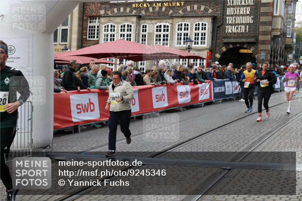 05.10.2025 - 20. swb-Marathon Bremen Yannick Fuchs http://msf.ph/oto/9245346 05.10.2025 11:11:40 Ziel 9453, 10264, 10320, 11030, 11083, 11191 meine-sportfotos.de