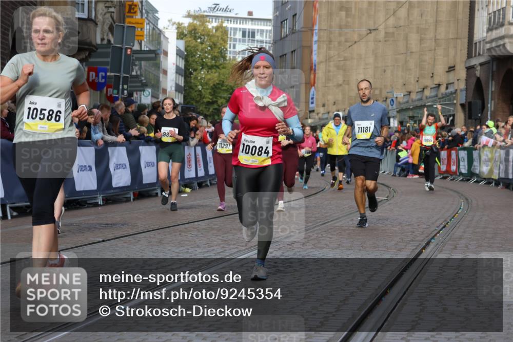 05.10.2025 - 20. swb-Marathon Bremen Strokosch-Dieckow http://msf.ph/oto/9245354 05.10.2025 10:58:24 Ziel 9433, 9608, 9820, 10055, 10084, 10408, 10586, 11181, 11184, 11291, 11495, 11591, 11700, 11724 meine-sportfotos.de