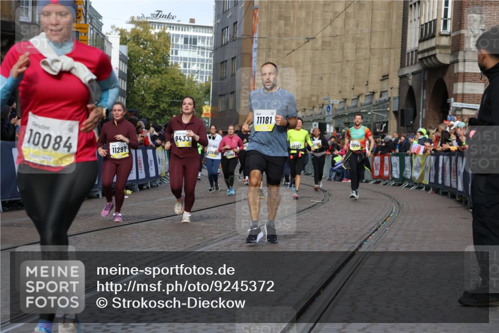 05.10.2025 - 20. swb-Marathon Bremen Strokosch-Dieckow http://msf.ph/oto/9245372 05.10.2025 10:58:25 Ziel 9433, 9608, 9820, 10055, 10084, 10261, 10408, 10586, 10988, 11181, 11184, 11291, 11495, 11591, 11700 meine-sportfotos.de