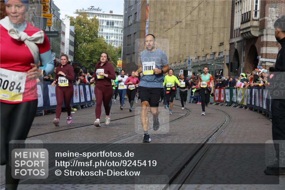 05.10.2025 - 20. swb-Marathon Bremen Strokosch-Dieckow http://msf.ph/oto/9245419 05.10.2025 10:58:25 Ziel 9433, 9608, 9820, 10055, 10084, 10261, 10408, 10586, 10988, 11181, 11184, 11291, 11495, 11591, 11700 meine-sportfotos.de