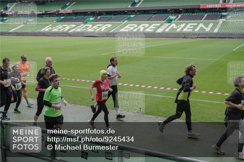 05.10.2025 - 20. swb-Marathon Bremen Michael Burmester http://msf.ph/oto/9245434 05.10.2025 10:37:17 Laufen im Stadion 7776, 7777, 9177, 9208, 9246, 9271, 9272, 9294, 9305, 9360, 9363, 9381, 9473, 9531, 9532, 9600, 9603, 9604, 9655, 9673, 9692, 9802, 9812, 9827, 9839, 9841, 9913, 9979, 10004, 10026, 10030, 10067, 10071, 10093, 10158, 10209, 10217, 10265, 10271, 10290, 10291, 10345, 10370, 10477, 10489, 10492, 10508, 10518, 10562, 10571, 10588, 10615, 10656, 10679, 10762, 10771, 10777, 10809, 10821, 10837, 10872, 10876, 10995, 11124, 11184, 11223, 11251, 11415, 9215 meine-sportfotos.de