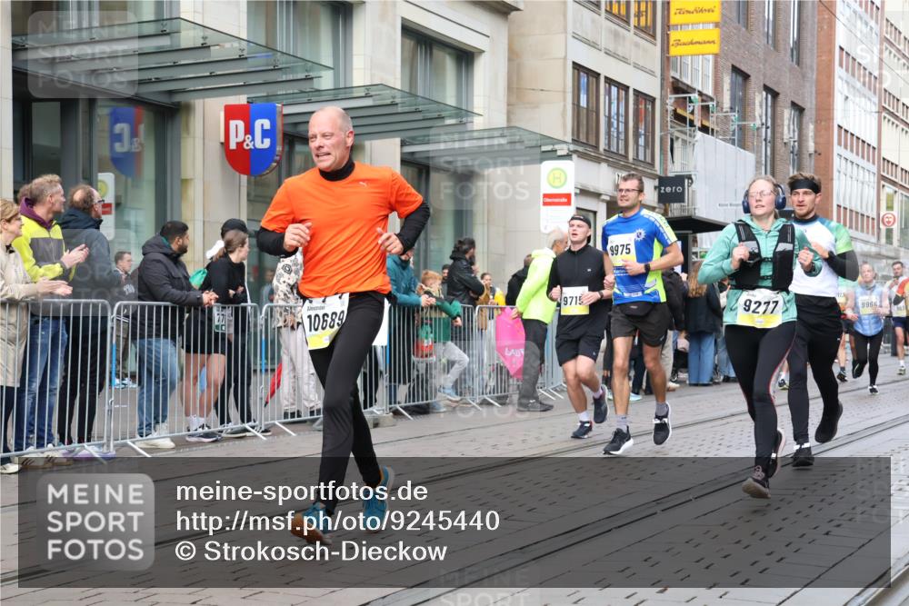05.10.2025 - 20. swb-Marathon Bremen Strokosch-Dieckow http://msf.ph/oto/9245440 05.10.2025 10:50:34 Ziel 7733, 9199, 9230, 9251, 9256, 9277, 9287, 9399, 9416, 9425, 9630, 9658, 9663, 9715, 9742, 9832, 9888, 9894, 9966, 9969, 9975, 10029, 10043, 10206, 10224, 10226, 10227, 10254, 10279, 10378, 10479, 10534, 10669, 10689, 10698, 10743, 10932, 11061, 11220, 11279, 11311, 11391, 11451, 11543, 11573, 11661, 7733, 9199, 9230, 9251, 9256, 9277, 9287, 9399, 9416, 9425, 9630, 9658, 9663, 9715, 9742, 9832, 9888, 9894, 9966, 9969, 9975, 10029, 10043, 10206, 10224, 10226, 10227 meine-sportfotos.de
