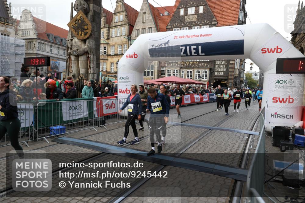 05.10.2025 - 20. swb-Marathon Bremen Yannick Fuchs http://msf.ph/oto/9245442 05.10.2025 11:10:03 Ziel 9410, 9685, 9760, 9972, 10435, 10448, 10515, 10827, 10860, 10885, 11219, 11381, 11405, 11486, 11748 meine-sportfotos.de