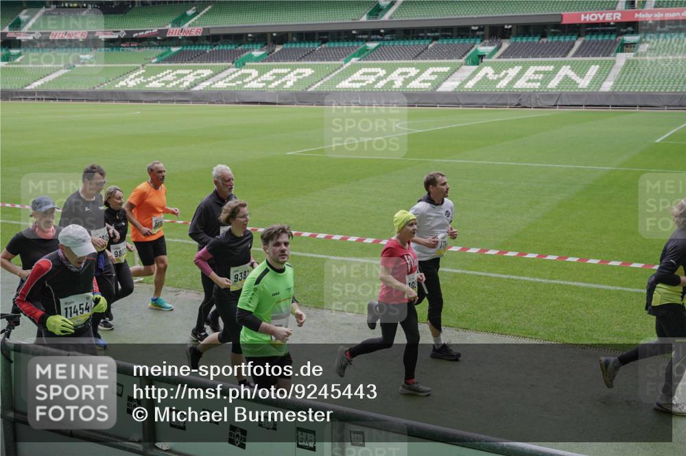 05.10.2025 - 20. swb-Marathon Bremen Michael Burmester http://msf.ph/oto/9245443 05.10.2025 10:37:18 Laufen im Stadion 7776, 7777, 9177, 9208, 9246, 9271, 9272, 9294, 9305, 9360, 9363, 9381, 9473, 9531, 9532, 9600, 9603, 9604, 9655, 9673, 9692, 9802, 9812, 9827, 9839, 9841, 9913, 9979, 10004, 10026, 10030, 10067, 10071, 10093, 10158, 10209, 10217, 10265, 10271, 10290, 10291, 10345, 10370, 10477, 10489, 10492, 10508, 10518, 10562, 10571, 10588, 10615, 10656, 10679, 10762, 10771, 10777, 10809, 10821, 10837, 10872, 10876, 10995, 11124, 11184, 11223, 11251, 11415, 9215 meine-sportfotos.de