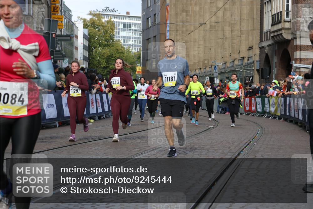 05.10.2025 - 20. swb-Marathon Bremen Strokosch-Dieckow http://msf.ph/oto/9245444 05.10.2025 10:58:25 Ziel 9433, 9608, 9820, 10055, 10084, 10261, 10408, 10586, 10988, 11181, 11184, 11291, 11495, 11591, 11700 meine-sportfotos.de